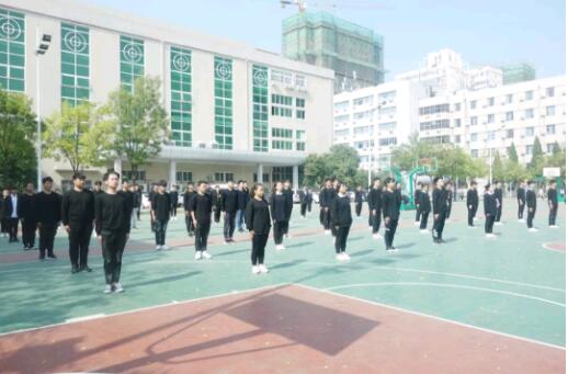 鄭州北大青鳥翔天信鴿第三期軍訓匯演