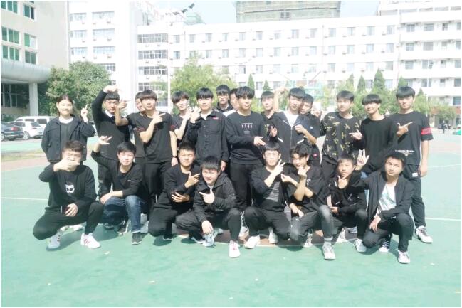 鄭州北大青鳥翔天信鴿第三期軍訓匯演