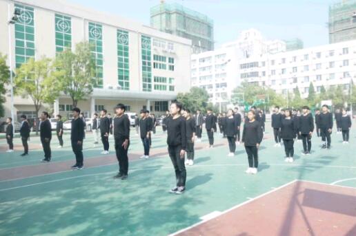 鄭州北大青鳥翔天信鴿第三期軍訓匯演