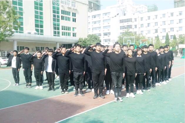 鄭州北大青鳥翔天信鴿第三期軍訓匯演