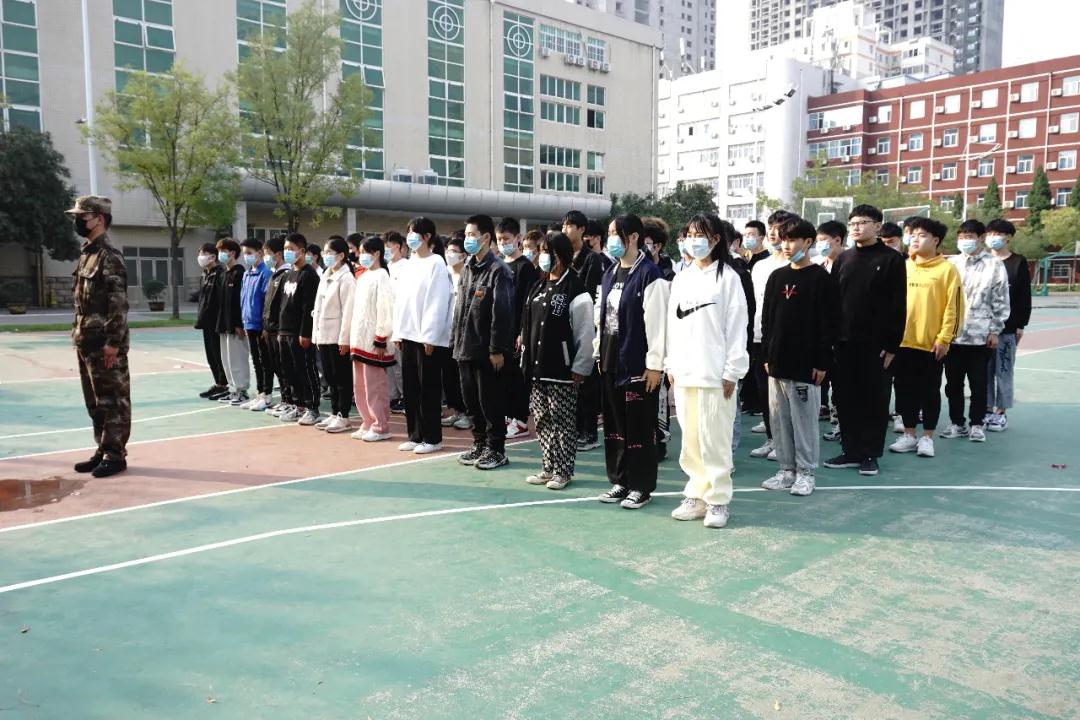 鄭州北大青鳥翔天信鴿2021級(jí)啟蒙星專業(yè)新生軍訓(xùn)匯演