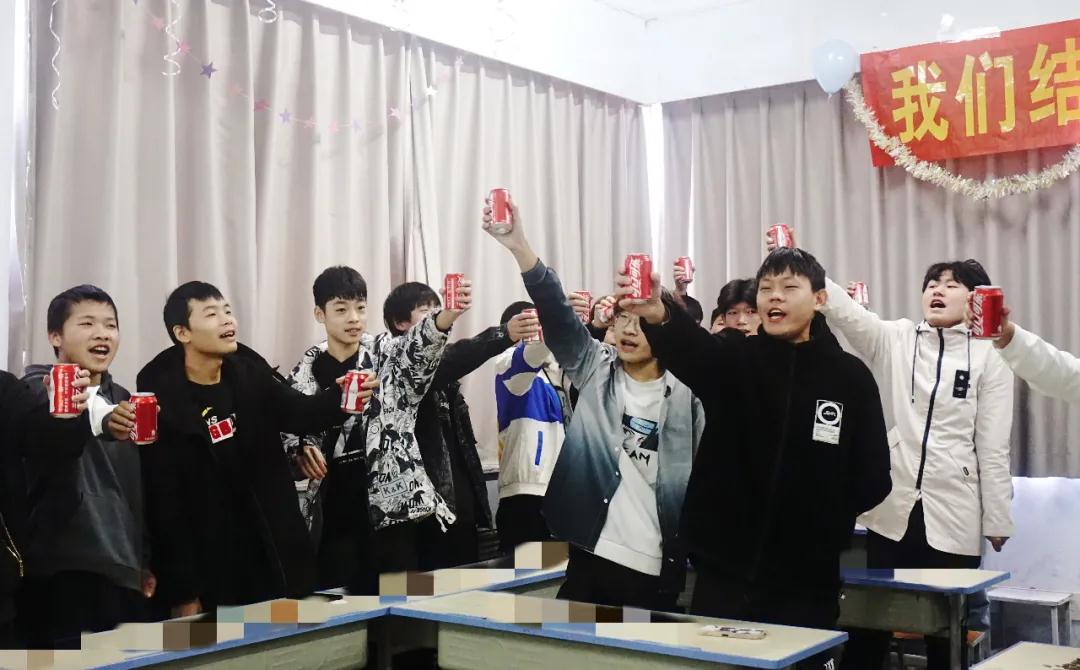 鄭州北大青鳥翔天信鴿啟蒙星TS01班結(jié)業(yè)典禮