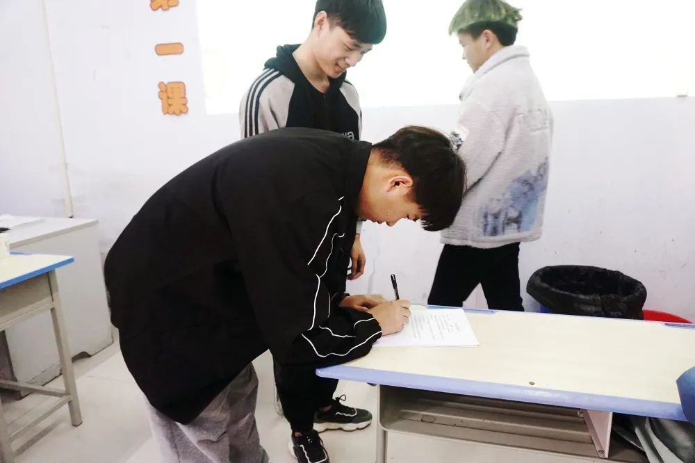 ݱBW(xu)УT187ݎAMek