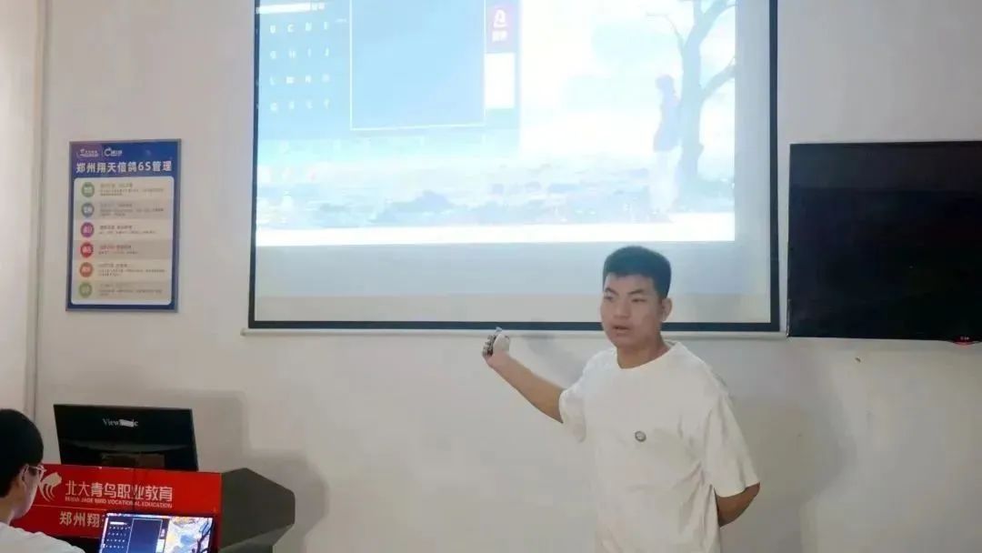鄭州北大青鳥翔天信鴿校區(qū)的學(xué)生學(xué)習(xí)生活之階段性項(xiàng)目答辯