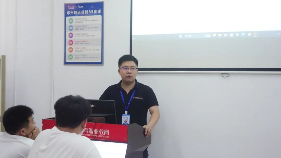 鄭州北大青鳥翔天信鴿校區(qū)的學(xué)生學(xué)習(xí)生活之階段性項(xiàng)目答辯