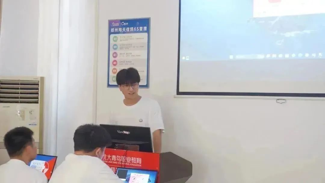 鄭州北大青鳥翔天信鴿校區(qū)的學(xué)生學(xué)習(xí)生活之階段性項(xiàng)目答辯