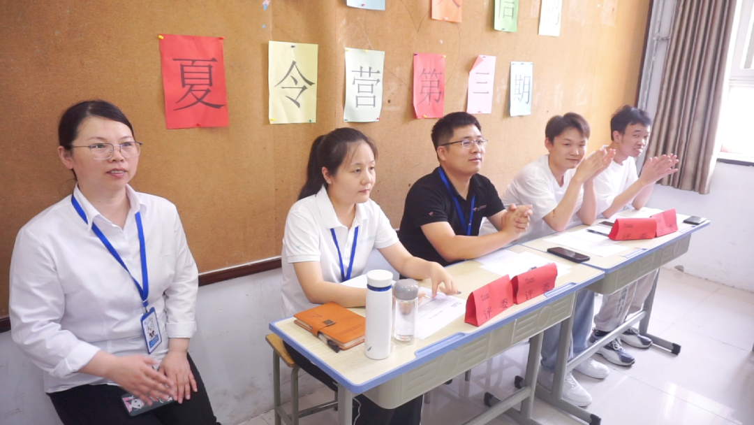 鄭州北大青鳥翔天信鴿校區(qū)的學(xué)生學(xué)習(xí)生活之階段性項(xiàng)目答辯