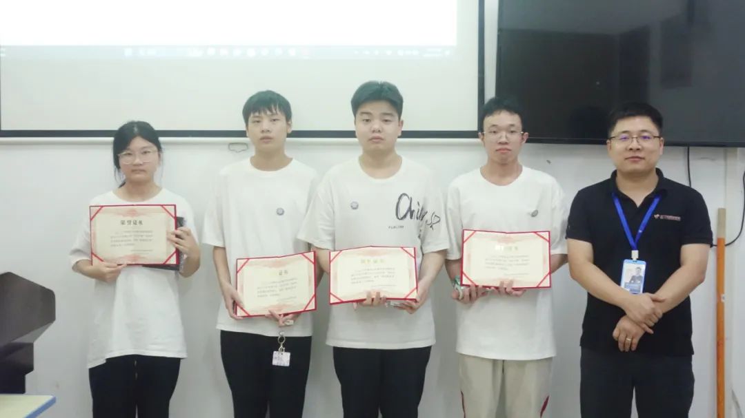 鄭州北大青鳥翔天信鴿校區(qū)的學(xué)生學(xué)習(xí)生活之階段性項(xiàng)目答辯