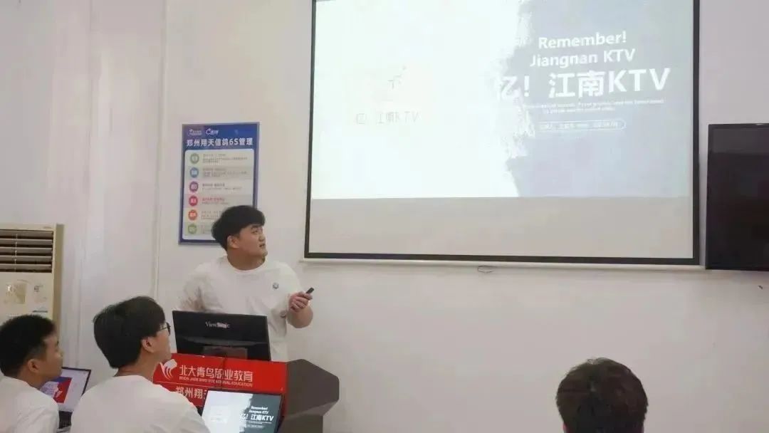 鄭州北大青鳥翔天信鴿校區(qū)的學(xué)生學(xué)習(xí)生活之階段性項(xiàng)目答辯