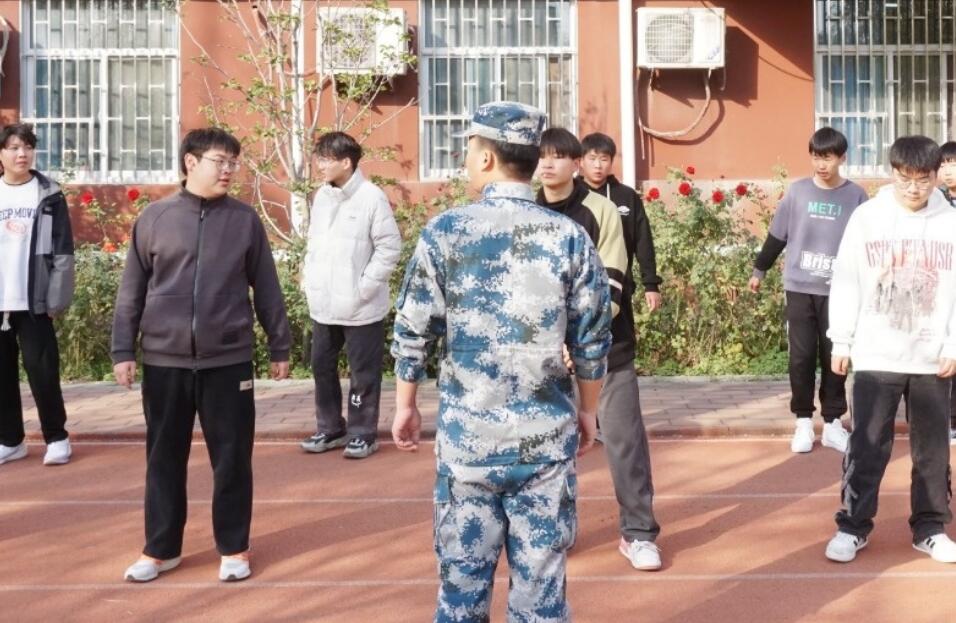 鄭州北大青鳥翔天信鴿校區(qū)的學員室外拓展課