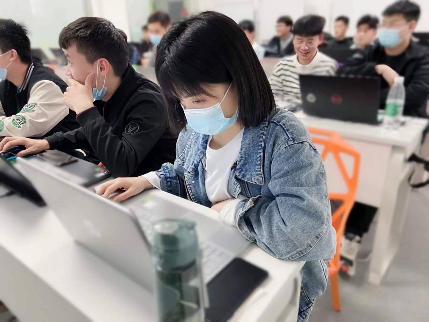 初中中專畢業(yè)數(shù)學(xué)英語不好能學(xué)計算機專業(yè)嗎